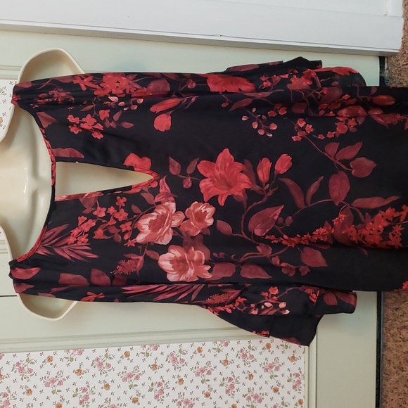 BCX Large Peep Shoulder Floral Blouse Red/Black - Picture 4 of 7